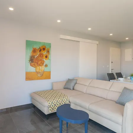 Gorgeous In With House Sea View Apartman