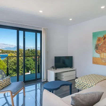 Apartman Gorgeous In With House Sea View